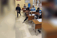 Ngày 20/11, học trò tặng bó rau, củ khoai khiến thầy giáo rơi nước mắt