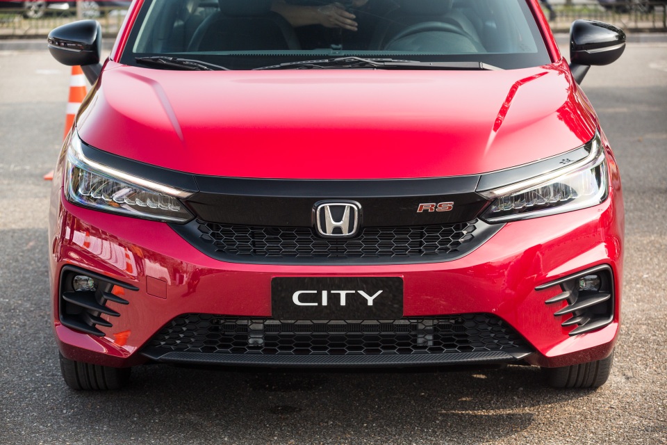 So sánh Honda City RS và Toyota Vios GR-S: Đồng hương tương tàn - 3 So sánh Honda City RS và Toyota Vios GR-S: Đồng hương tương tàn - 3