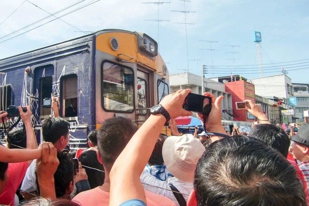 Cà phê đường tàu Hà Nội: Có nên linh hoạt để phát triển du lịch? - 3 Cà phê đường tàu Hà Nội: Có nên linh hoạt để phát triển du lịch? - 3