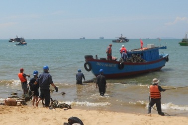 200 cán bộ cưỡng chế di dời tàu thuyền ra khỏi bãi tắm Quy Nhơn