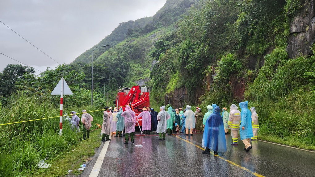 Ô tô rơi xuống vực sâu ở đèo Bảo Lộc, 2 người thương vong - 1