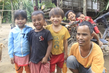 Những cư dân vừa nhập quốc tịch Việt Nam phấn khởi xây dựng cuộc sống mới