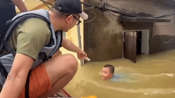 Bocah Bac Giang berenang melewati banjir, hanya untuk meminta sebotol minyak esensial untuk neneknya - 1 Bé trai Bắc Giang bơi qua dòng nước lũ, chỉ xin lọ dầu gió cho bà - 1