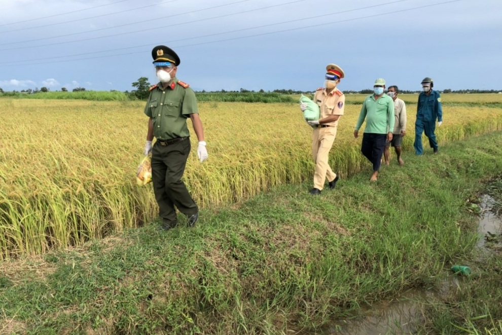 Chiến sĩ CSGT vượt sông, băng đồng mang quà đến người khó khăn ở vùng dịch - 5 Chiến sĩ CSGT vượt sông, băng đồng mang quà đến người khó khăn ở vùng dịch - 5