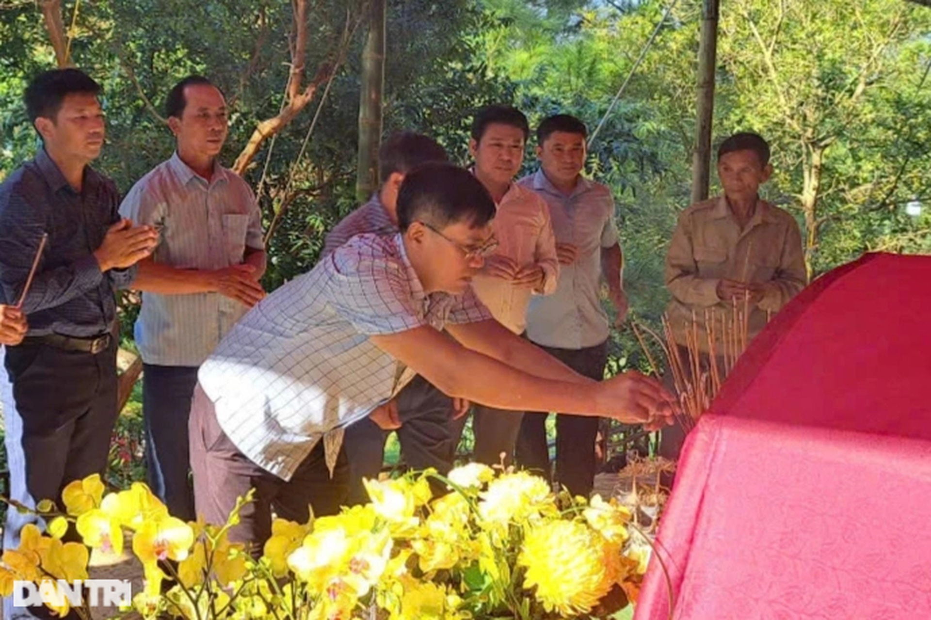 Đông đảo người dân đến tiễn biệt Phu nhân Đại tướng Võ Nguyên Giáp - 9 Đông đảo người dân đến tiễn biệt Phu nhân Đại tướng Võ Nguyên Giáp - 9