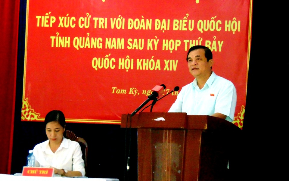 Quảng Nam: Cấm dùng ngân sách tặng hoa lãnh đạo tỉnh - 1 Quảng Nam: Cấm dùng ngân sách tặng hoa lãnh đạo tỉnh - 1