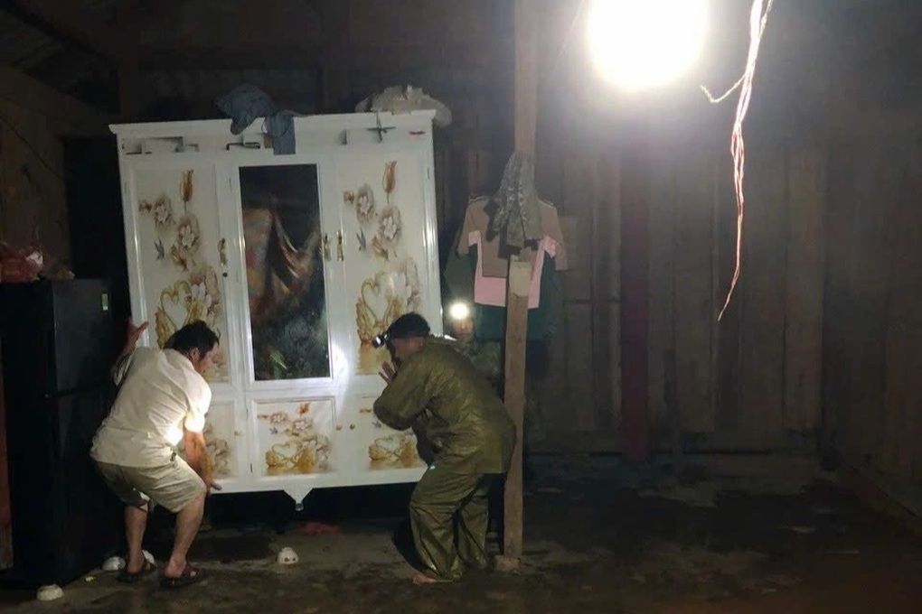 Người dân Lào Cai chạy lũ trong đêm - 1 Người dân Lào Cai chạy lũ trong đêm - 1