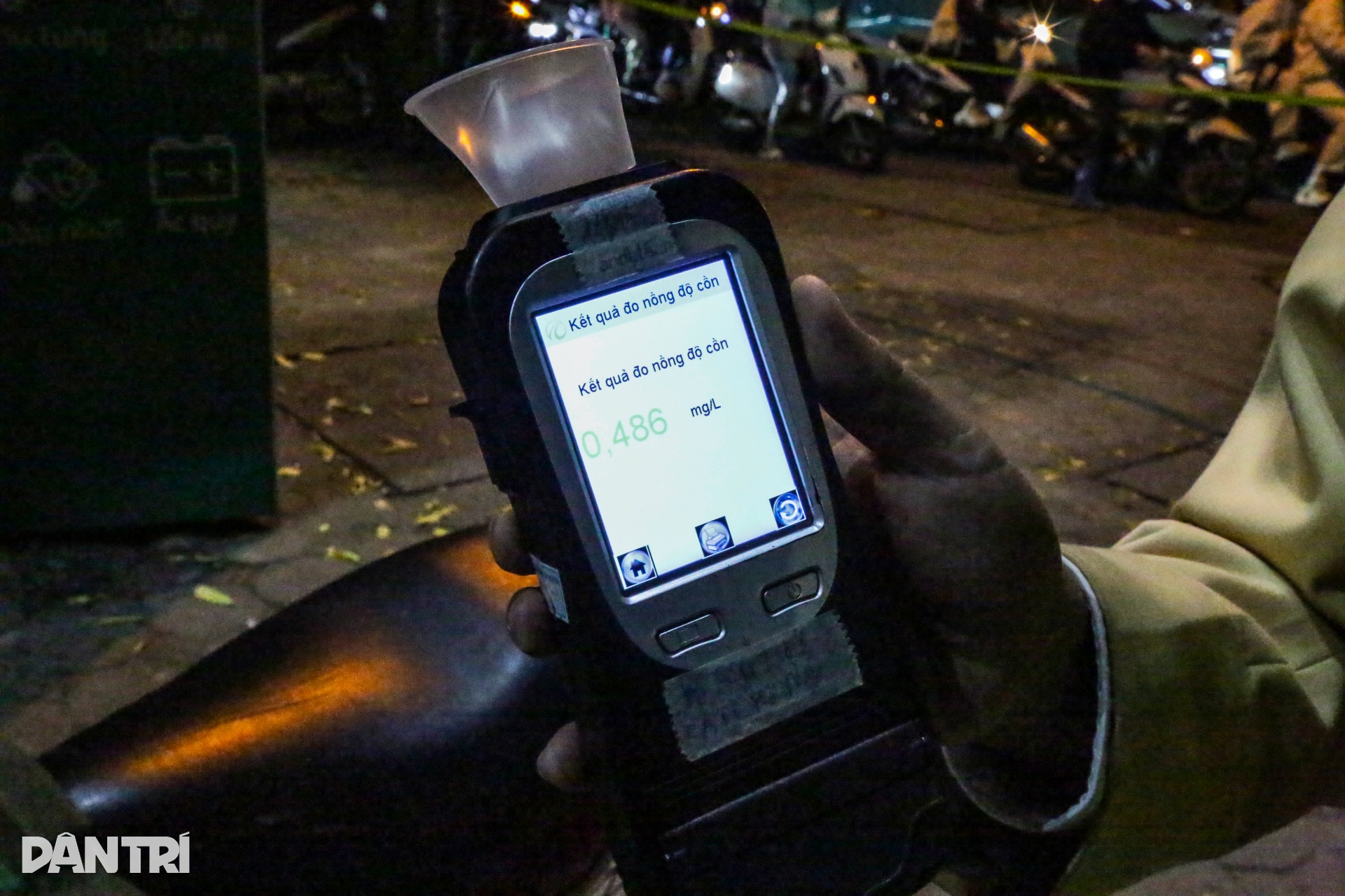 Bị CSGT phát hiện “có cồn” kịch khung, nam tài xế bỏ xe máy rời đi - 11 Bị CSGT phát hiện “có cồn” kịch khung, nam tài xế bỏ xe máy rời đi - 11