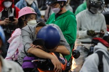 Người dân ngủ gục trên xe vì phà Cát Lái ùn tắc nhiều giờ liền