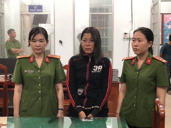 Cơ quan Cảnh sát điều tra Công an tỉnh Trà Vinh thi hành lệnh bắt tạm giam đối với Dương Ngọc Hân (Ảnh: Phạm Hơn/CA Trà Vinh).