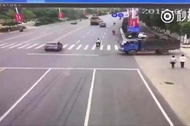 Sống sót thần kỳ dù trở thành ngọn đuốc sống khi tông xe vào bằng xăng xe tải