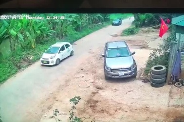 Hai xe máy lao vào nhau vì bị khuất tầm nhìn