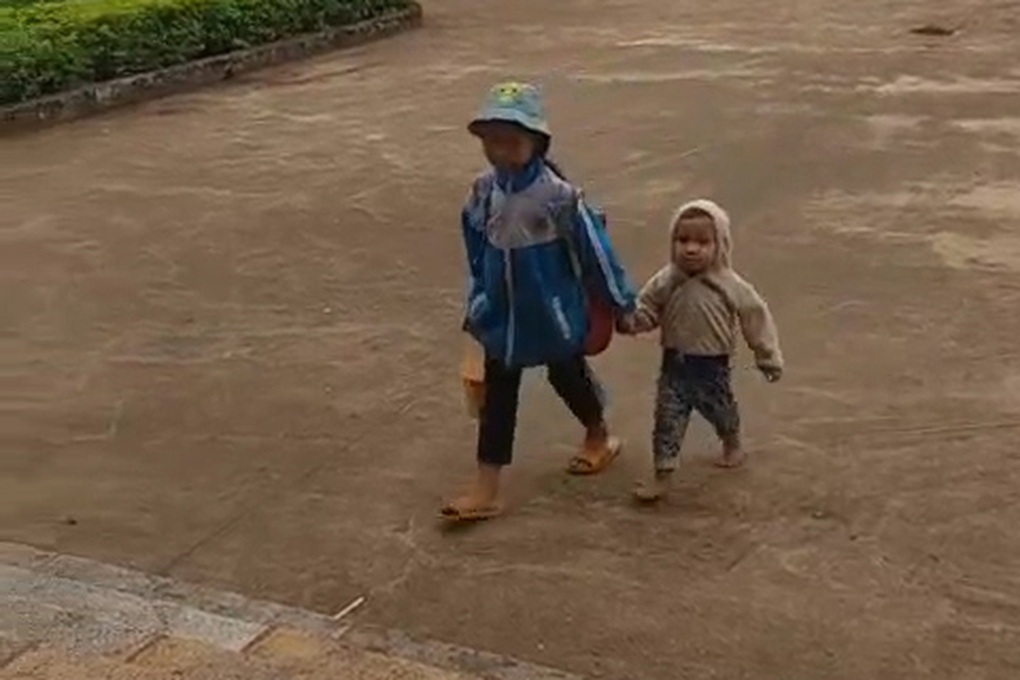 Xúc động hình ảnh bé gái lớp 4 dẫn em nhỏ 3 tuổi đi học cùng - 1 Xúc động hình ảnh bé gái lớp 4 dẫn em nhỏ 3 tuổi đi học cùng - 1