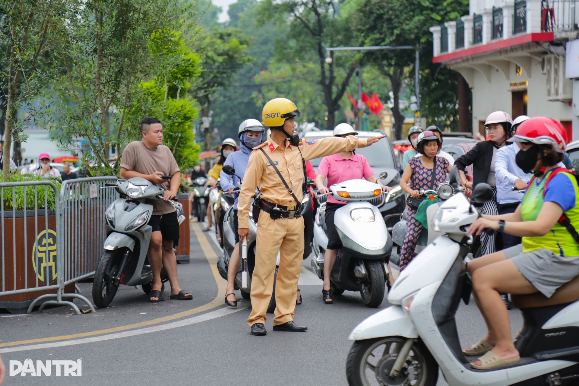 Cảnh sát phát loa, phân luồng tại Quảng trường Đông Kinh - Nghĩa Thục - 6 Cảnh sát phát loa, phân luồng tại Quảng trường Đông Kinh - Nghĩa Thục - 6