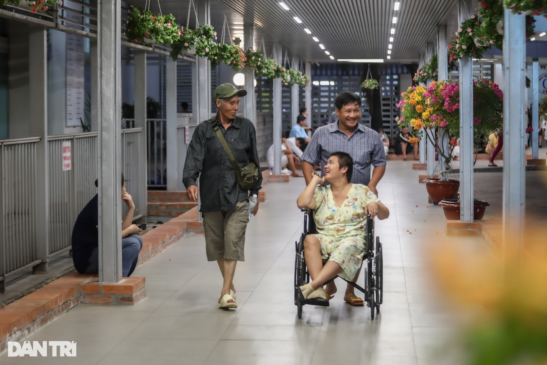 Cuộc sống ở mái nhà chung của những người đứng giữa lằn ranh sinh tử - 13 Cuộc sống ở mái nhà chung của những người đứng giữa lằn ranh sinh tử - 13