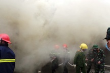 Lính cứu hỏa vắt sức dập lửa tại Công ty len Hà Đông