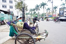 Xích lô thồ ế ẩm "ngóng khách"trong những ngày giáp Tết