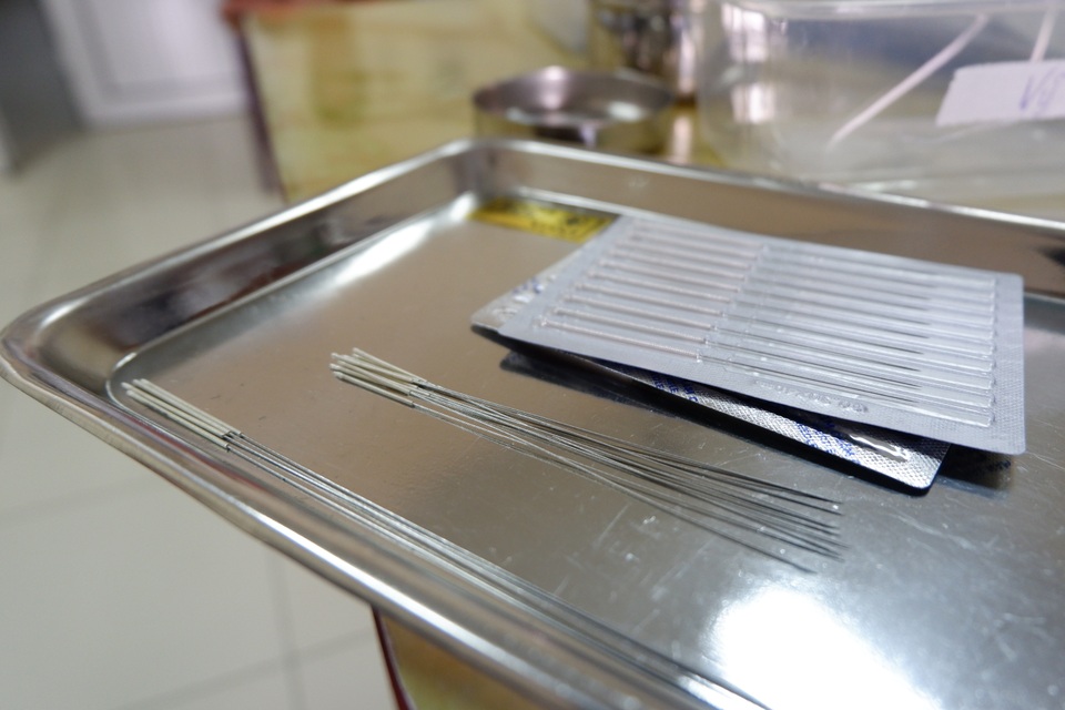 Xem bác sĩ dùng điện châm chữa liệt nửa người cho bệnh nhân đột quỵ - 2 Xem bác sĩ dùng điện châm chữa liệt nửa người cho bệnh nhân đột quỵ - 2