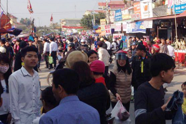 Chưa “mở”, chợ Viềng đã chật cứng người “mua may, bán rủi”