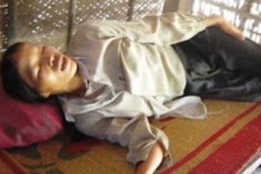 Đôi vợ chồng lâm trọng bệnh tiếp tục nhận quà của bạn đọc