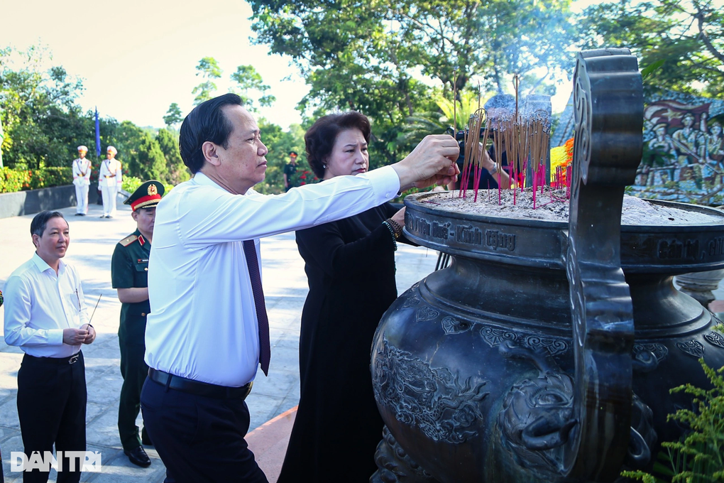 Bộ trưởng Đào Ngọc Dung dâng hương tưởng niệm các anh hùng liệt sỹ tại Huế - 3 Bộ trưởng Đào Ngọc Dung dâng hương tưởng niệm các anh hùng liệt sỹ tại Huế - 3