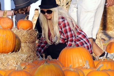 Christina Aguilera đưa con đi chơi Halloween sớm