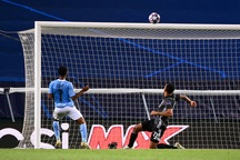 Pha bỏ lỡ khó tin của Sterling, khiến Man City bị loại cay đắng