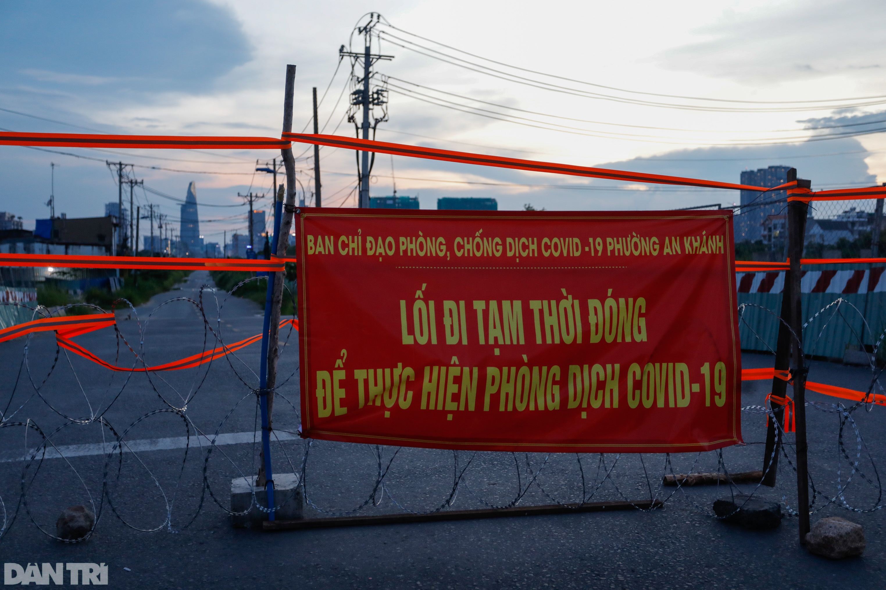 Hẻm nhỏ ở TPHCM dỡ chốt phong tỏa, đường lớn vẫn rào chắn kín mít - 9 Hẻm nhỏ ở TPHCM dỡ chốt phong tỏa, đường lớn vẫn rào chắn kín mít - 9