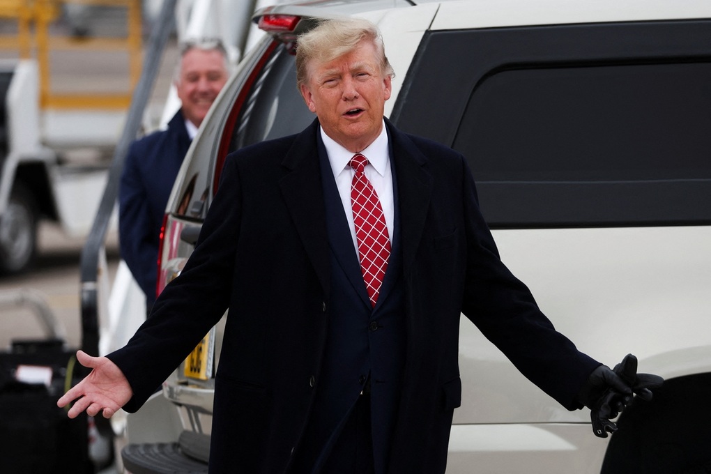 Ông Trump lần đầu ra nước ngoài sau khi bị truy tố - 1 Ông Trump lần đầu ra nước ngoài sau khi bị truy tố - 1