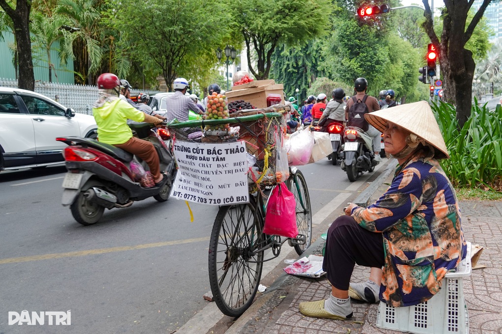 Nước mắt bà cụ 25 năm vào TPHCM vẫn chưa dư nổi 100 triệu đồng - 1