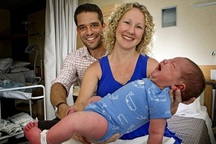 Bé sơ sinh nặng nhất nước Úc được sinh thường tại nhà