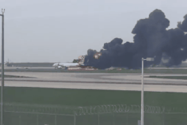 Khoảnh khắc máy bay Mỹ chở gần 200 người bốc cháy thành cầu lửa