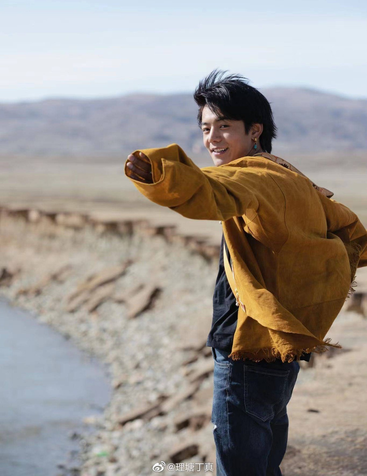 Từ chàng chăn bò, hotboy Tây Tạng đổi khác sau 2 năm trở thành ngôi sao - 10