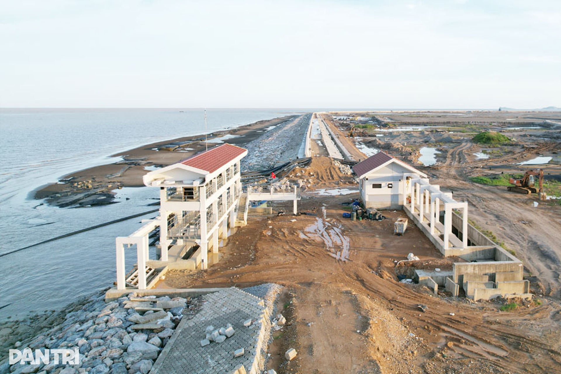 Ngắm tuyến đê biển bảo vệ 2.000ha đất lấn biển ở Hải Phòng sắp hoàn thành - 11 Ngắm tuyến đê biển bảo vệ 2.000ha đất lấn biển ở Hải Phòng sắp hoàn thành - 11