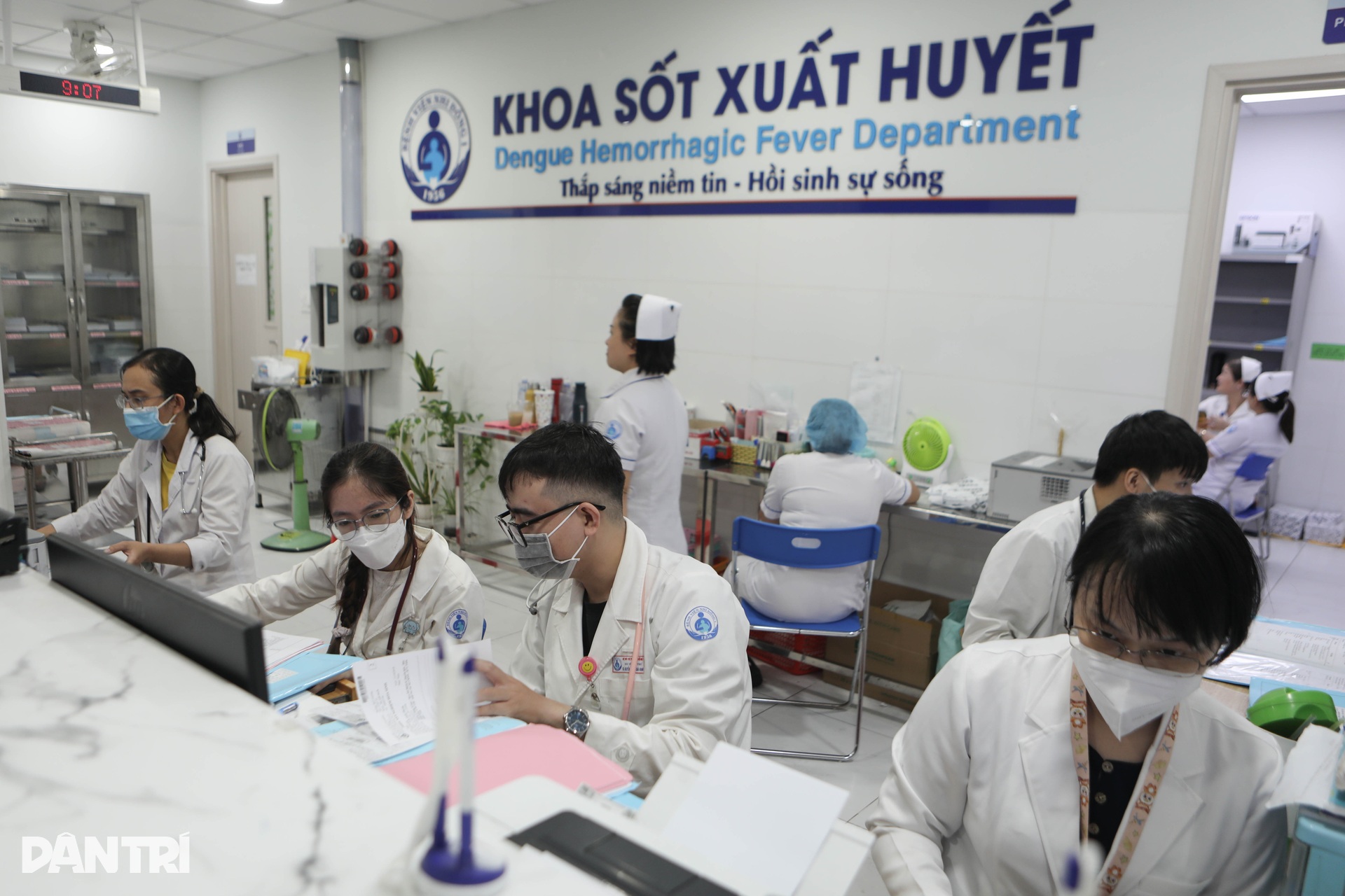 Hàng loạt người lớn, trẻ em ở TPHCM nhập viện vì đe dọa sốc sốt xuất huyết - 14