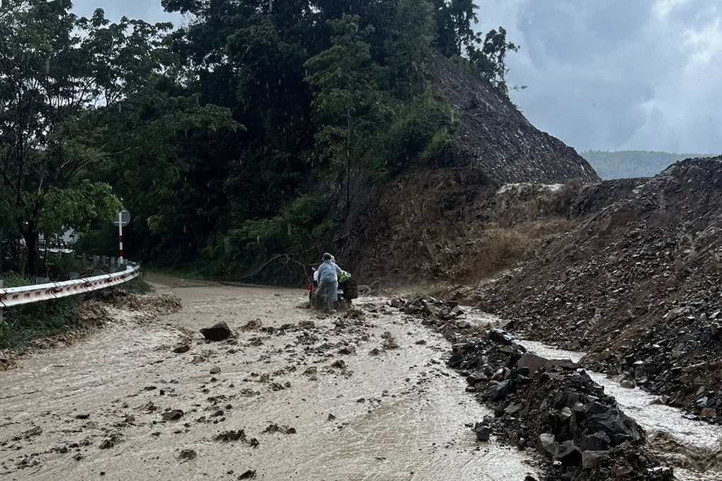 Sạt lở vùi lấp lán trại, 3 người không kịp chạy thoát - 1 Sạt lở vùi lấp lán trại, 3 người không kịp chạy thoát - 1