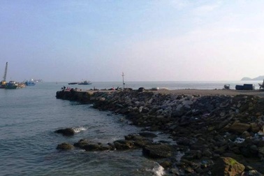 Quảng Bình: Cưỡng chế phá dỡ cảng cá “chui” ở Hòn La