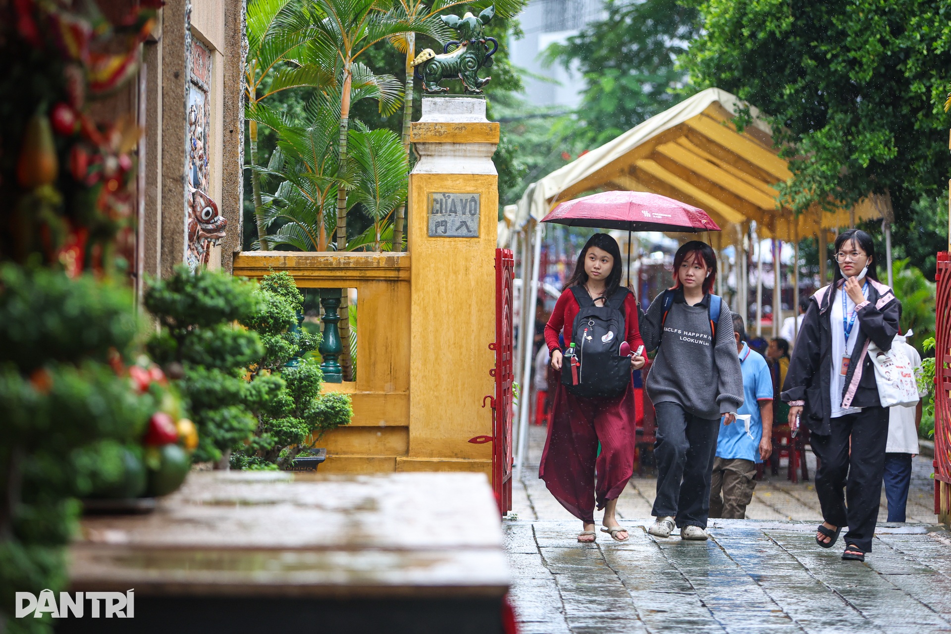 Người dân TPHCM đội mưa dâng hương Lễ giỗ Đức tả quân Lê Văn Duyệt - 9 Người dân TPHCM đội mưa dâng hương Lễ giỗ Đức tả quân Lê Văn Duyệt - 9