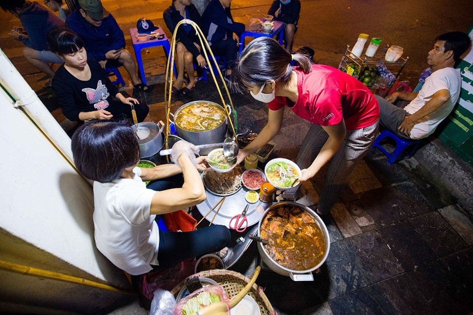 Quán phở 30 năm không ngủ ở Hà Nội, chỉ bán lúc nửa đêm, khách đợi 2 tiếng mới tới lượt - 4 Quán phở 30 năm không ngủ ở Hà Nội, chỉ bán lúc nửa đêm, khách đợi 2 tiếng mới tới lượt - 4