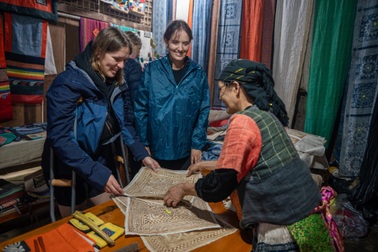 Phụ nữ Mông ổn định kinh tế, đưa sản phẩm dệt lanh Lùng Tám ra thế giới