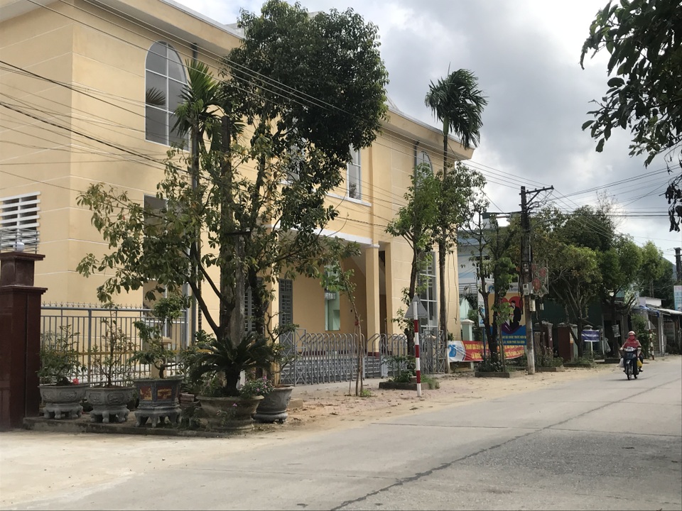 UBND xã “xén” hành lang an toàn giao thông xây nhà văn hóa - 3 UBND xã “xén” hành lang an toàn giao thông xây nhà văn hóa - 3
