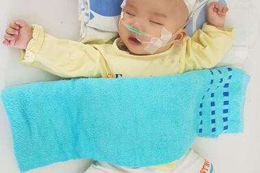 Dị tật không lá lách, tim bẩm sinh, bé trai 4 tháng nguy kịch