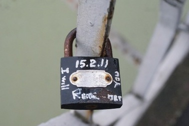 Những “ổ khóa tình yêu” trên cầu Trường Tiền