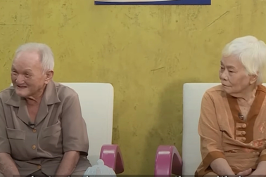 Ông lão U80 bán hàng rong ở phố Nguyễn Huệ, vợ ở nhà ra vào ngóng trông