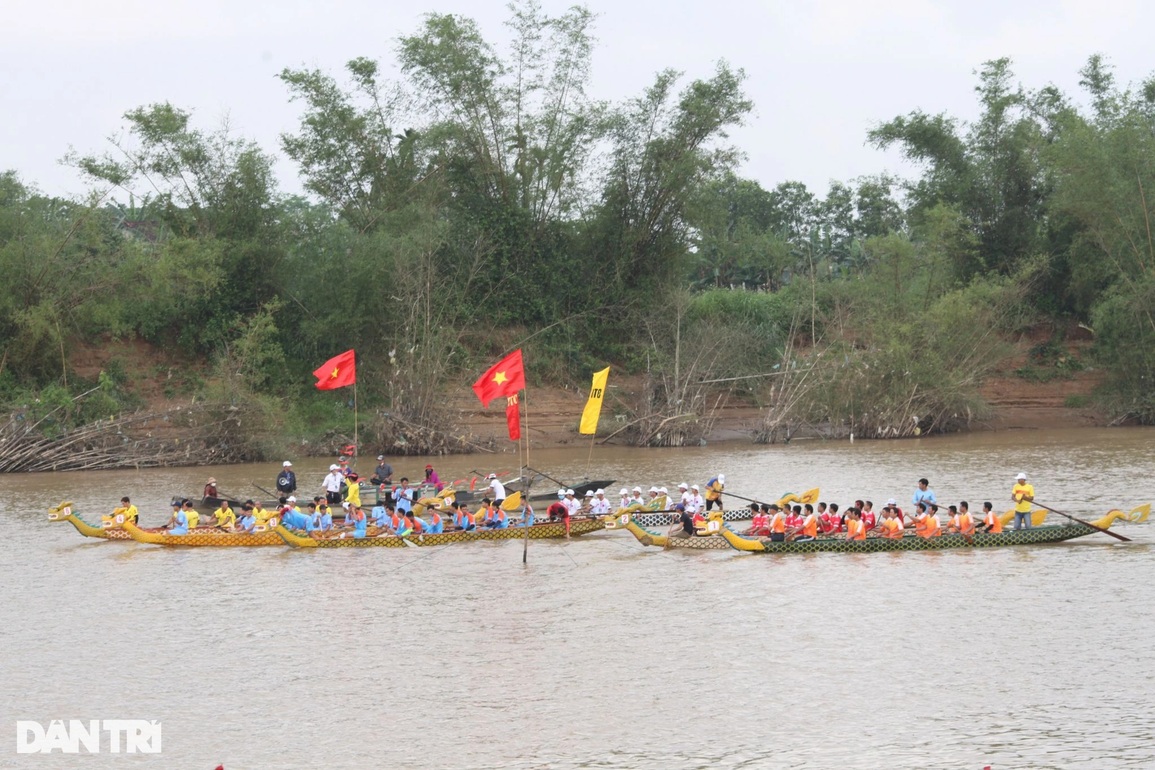 Sôi nổi lễ hội đua thuyền nhân ngày sinh cố Tổng Bí thư Lê Duẩn - 4 Sôi nổi lễ hội đua thuyền nhân ngày sinh cố Tổng Bí thư Lê Duẩn - 4