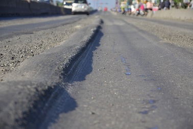 Mặt đường cửa ngõ phía Đông Sài Gòn “cuộn sóng” vì hằn lún