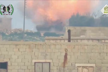 Tên lửa TOW bắn trúng siêu xe tăng T-90