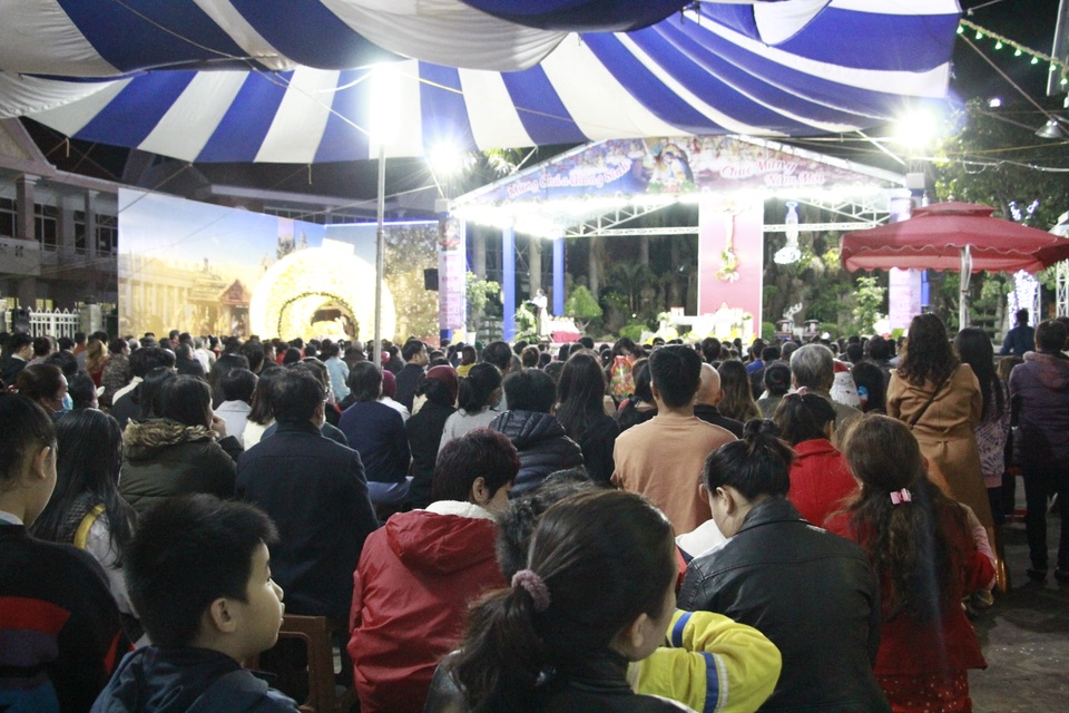 Người dân trên cả nước nô nức đón lễ Giáng sinh - 19 Người dân trên cả nước nô nức đón lễ Giáng sinh - 19
