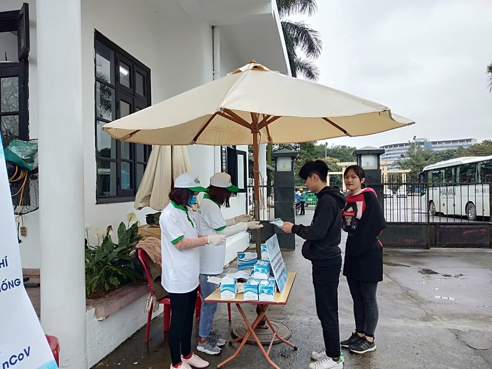 Du khách nước ngoài bất ngờ vì được tặng khẩu trang miễn phí - 11 Du khách nước ngoài bất ngờ vì được tặng khẩu trang miễn phí - 11