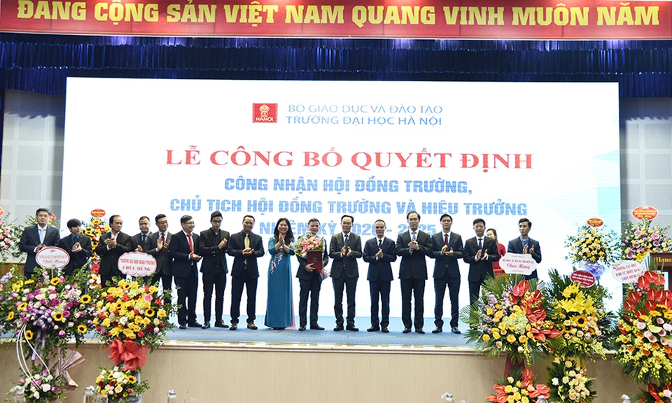 Trường ĐH Hà Nội công bố quyết định Chủ tịch Hội đồng trường và Hiệu trưởng - 2 Trường ĐH Hà Nội công bố quyết định Chủ tịch Hội đồng trường và Hiệu trưởng - 2